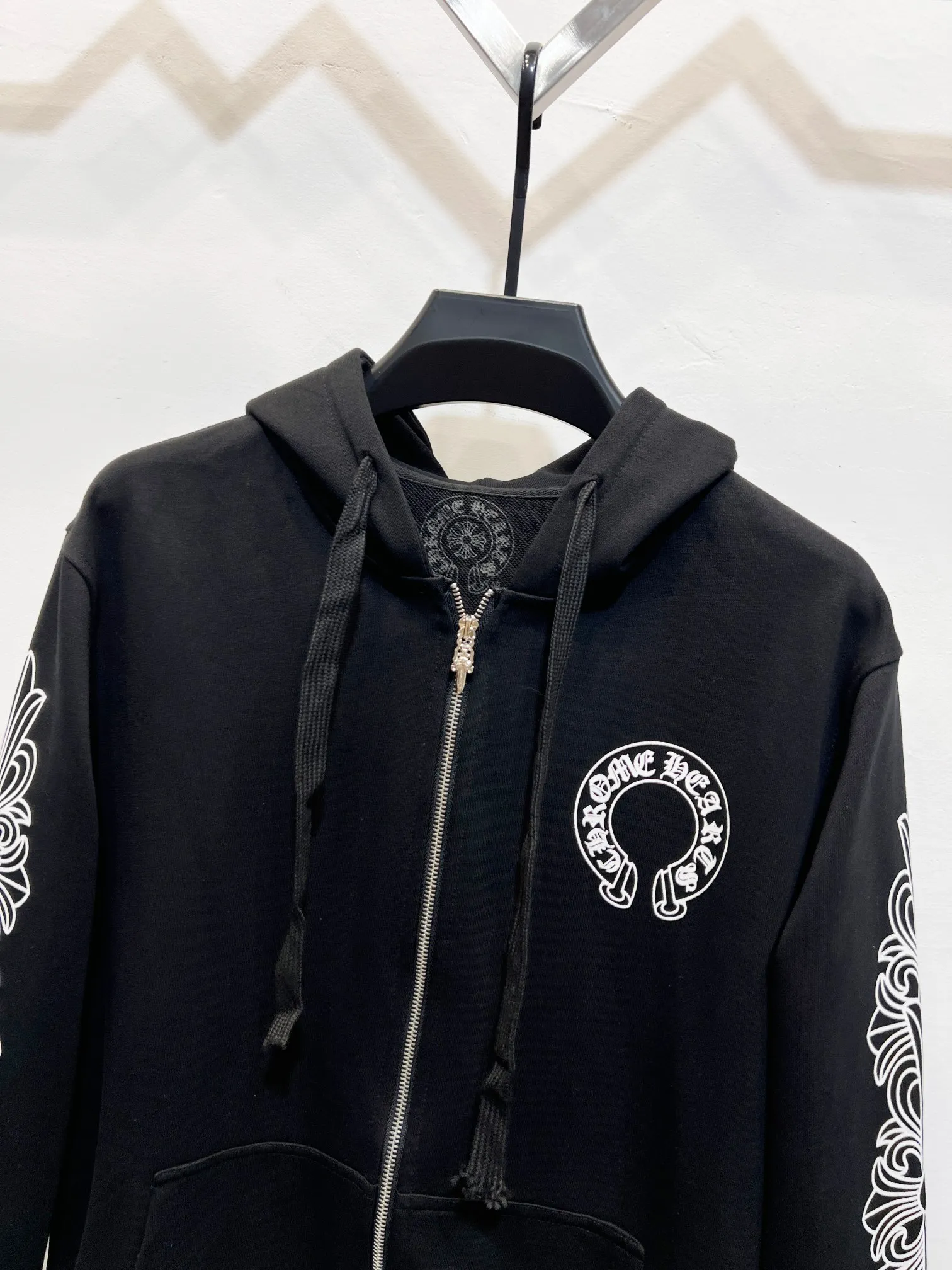 P260 (high quality) Style number: (G001) ChromeHearts 25 early autumn floral arm horseshoe hooded sweatshirt Sanskrit letter rattan flower cross horseshoe hooded sweatshirt The fabric is made of 440g pure cotton terry with matching threads Imported printing Original customization Hardware Color: Black Size: S-XL